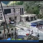 Rescatistas salvan a un canino atrapado por las llamas y evitan que sufra lesiones graves durante un incendio.