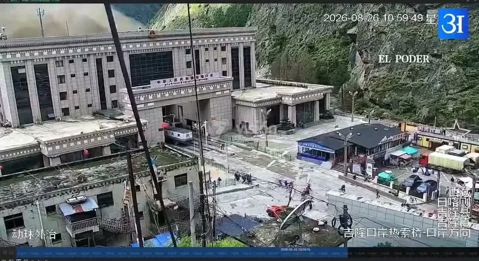 19K views · 215 reactions | #Internacional Inundaciones y deslizamientos golpean la frontera entre Nepal y China. Imágenes de cámaras de seguridad muestran el momento en que el agua de la inundación irrumpe con fuerza y avanza por la zona sepultando todo a su paso. | El Poder