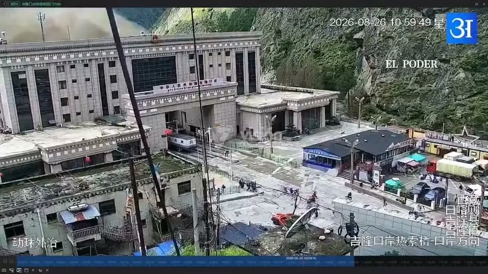 19K views · 215 reactions | #Internacional Inundaciones y deslizamientos golpean la frontera entre Nepal y China. Imágenes de cámaras de seguridad muestran el momento en que el agua de la inundación irrumpe con fuerza y avanza por la zona sepultando todo a su paso. | El Poder