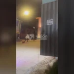 Cámaras de seguridad captaron el momento en que delincuentes interceptaron y dejaron herido a un transeúnte durante un asalto.