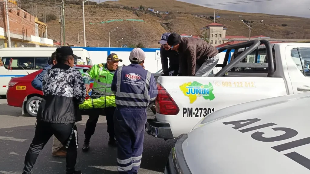 accidente de transito en la esquina de tupac en la oroya ocasionado por el vehiculo b7u942 que realizaba trabajos para deviandes, el fallecido seria alfredo canto galvez de 31 años