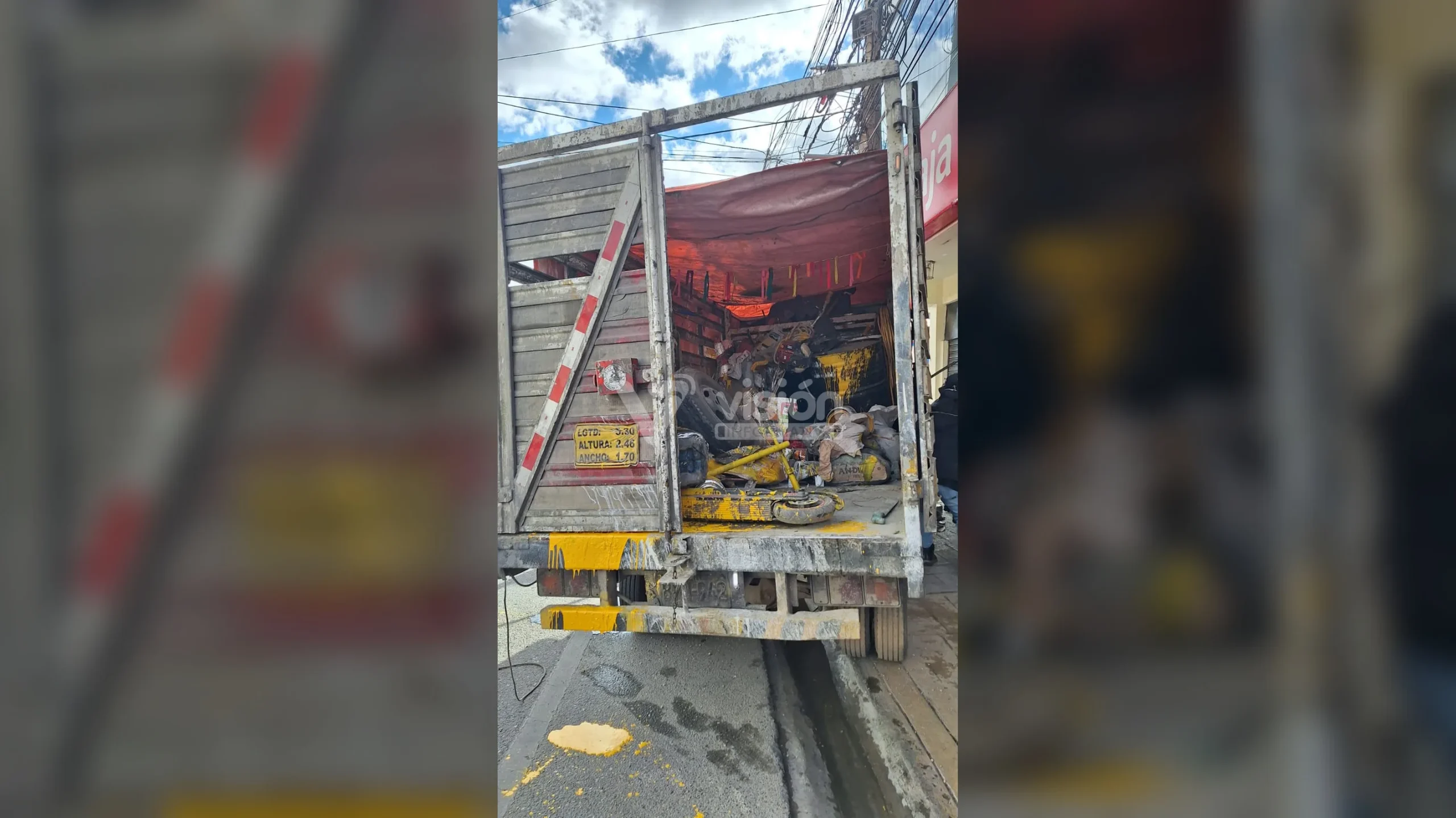 accidente de transito en la esquina de tupac en la oroya ocasionado por el vehiculo b7u942 que realizaba trabajos para deviandes, el fallecido seria alfredo canto galvez de 31 años