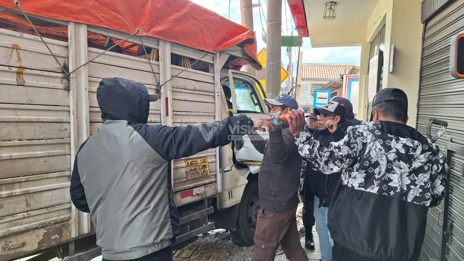 accidente de transito en la esquina de tupac en la oroya ocasionado por el vehiculo b7u942 que realizaba trabajos para deviandes, el fallecido seria alfredo canto galvez de 31 años