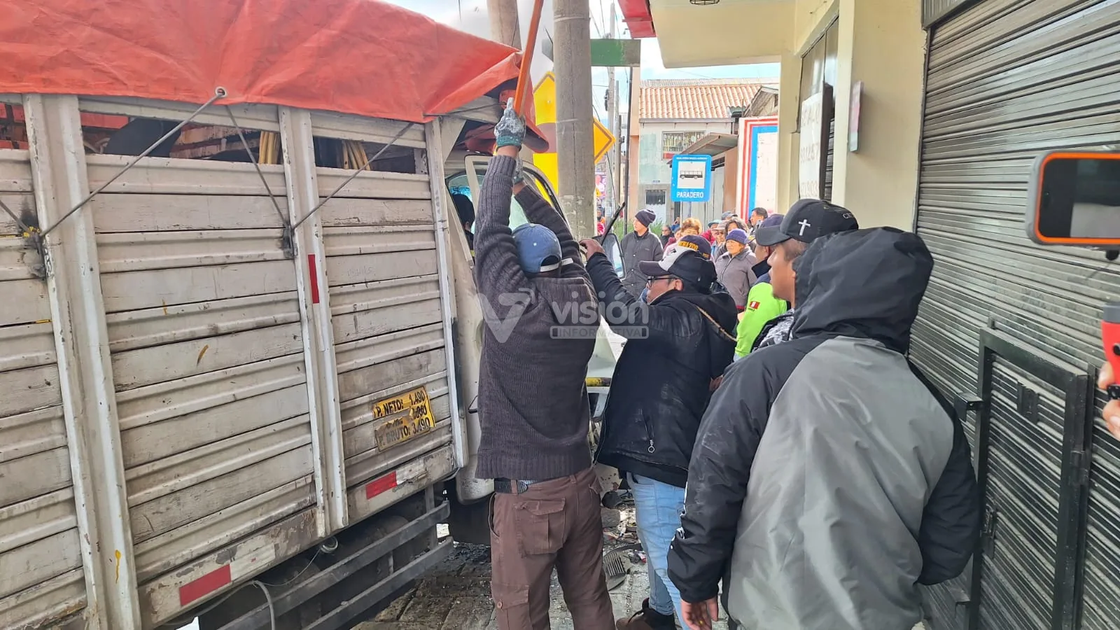 accidente de transito en la esquina de tupac en la oroya ocasionado por el vehiculo b7u942 que realizaba trabajos para deviandes, el fallecido seria alfredo canto galvez de 31 años