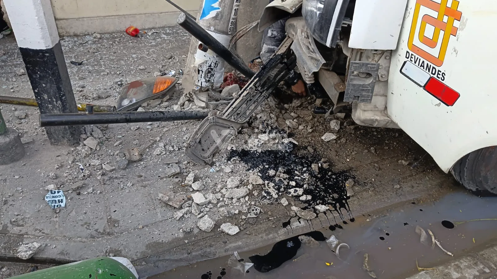 accidente de transito en la esquina de tupac en la oroya ocasionado por el vehiculo b7u942 que realizaba trabajos para deviandes, el fallecido seria alfredo canto galvez de 31 años