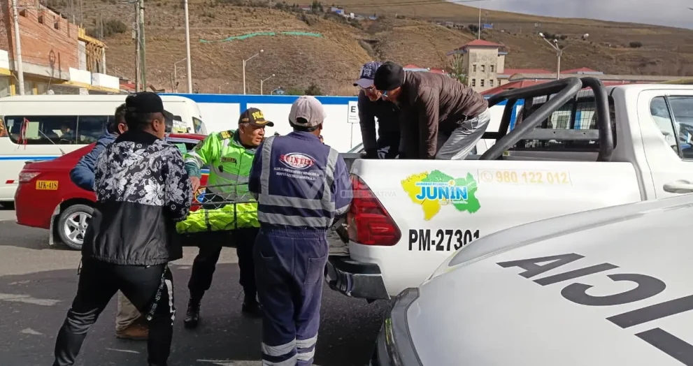 accidente de transito en la esquina de tupac en la oroya ocasionado por el vehiculo b7u942 que realizaba trabajos para deviandes, el fallecido seria alfredo canto galvez de 31 años