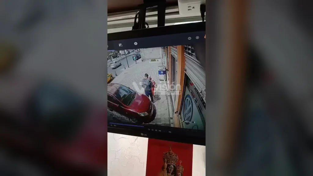 Cámaras de seguridad captaron el momento en que delincuentes interceptaron y dejaron herido a un transeúnte durante un asalto.