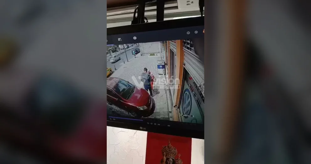 Cámaras de seguridad captaron el momento en que delincuentes interceptaron y dejaron herido a un transeúnte durante un asalto.