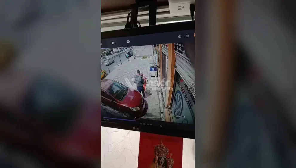 Cámaras de seguridad captaron el momento en que delincuentes interceptaron y dejaron herido a un transeúnte durante un asalto.