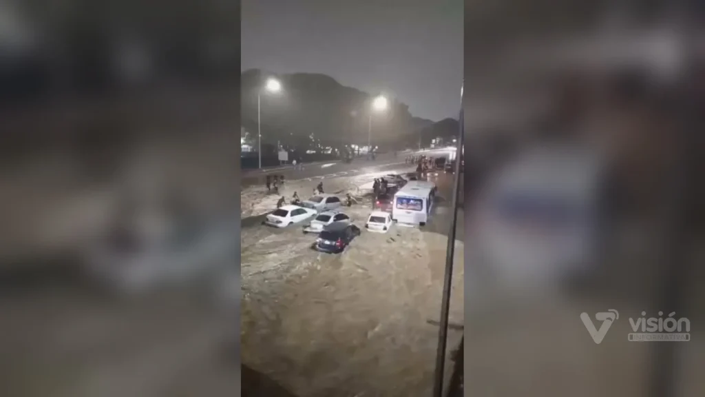 Caracas en estos momentos vive el desborde del Río San Pedro y arrastra varios vehículos.