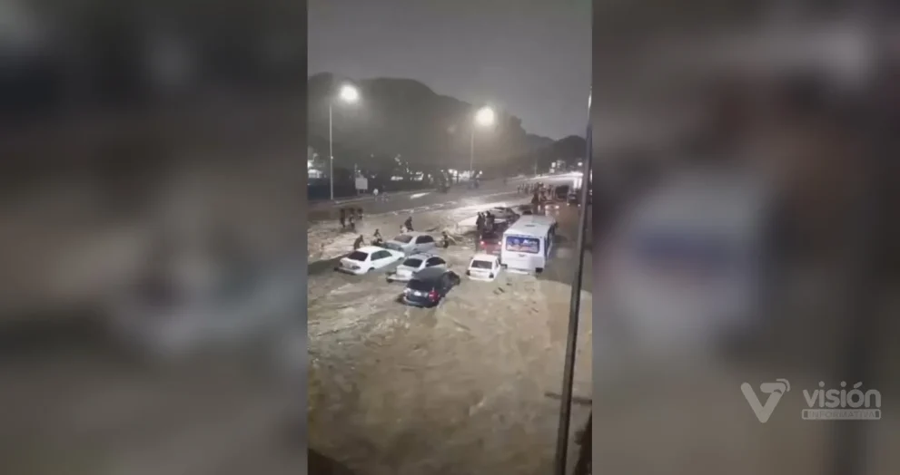 Caracas en estos momentos vive el desborde del Río San Pedro y arrastra varios vehículos.