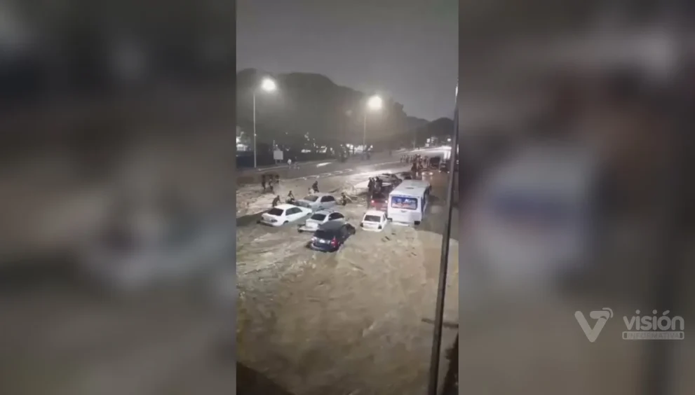 Caracas en estos momentos vive el desborde del Río San Pedro y arrastra varios vehículos.