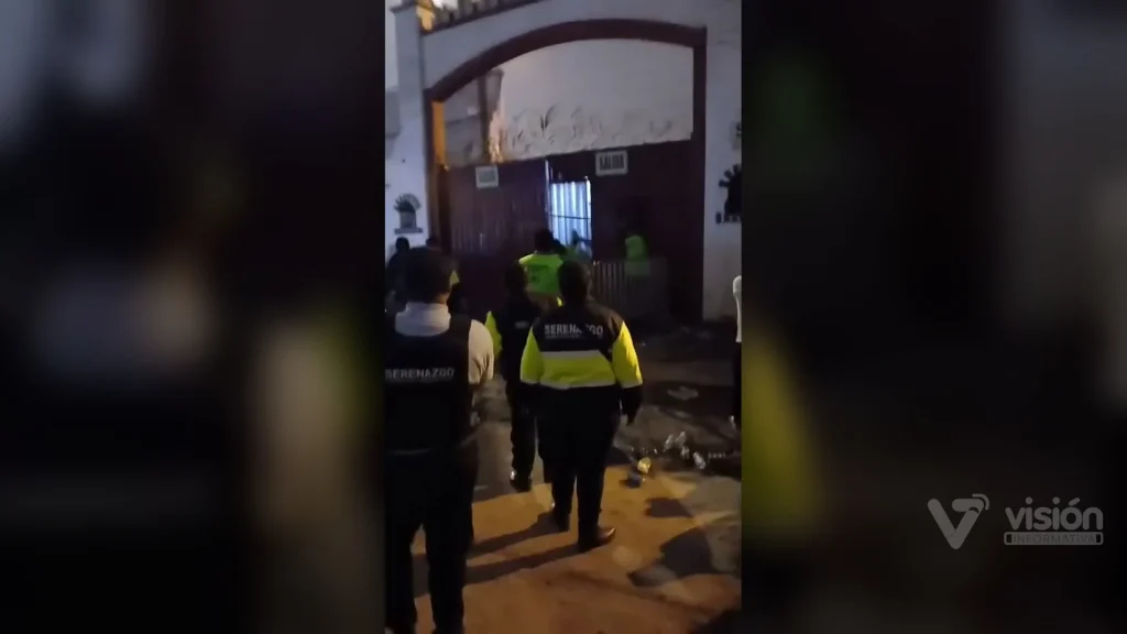 Cientos de vecinos intentaron derribar el portón de un local de eventos para ingresar a un concierto por el aniversario de Santa Clara.