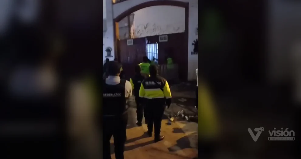 Cientos de vecinos intentaron derribar el portón de un local de eventos para ingresar a un concierto por el aniversario de Santa Clara.