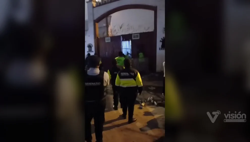 Cientos de vecinos intentaron derribar el portón de un local de eventos para ingresar a un concierto por el aniversario de Santa Clara.