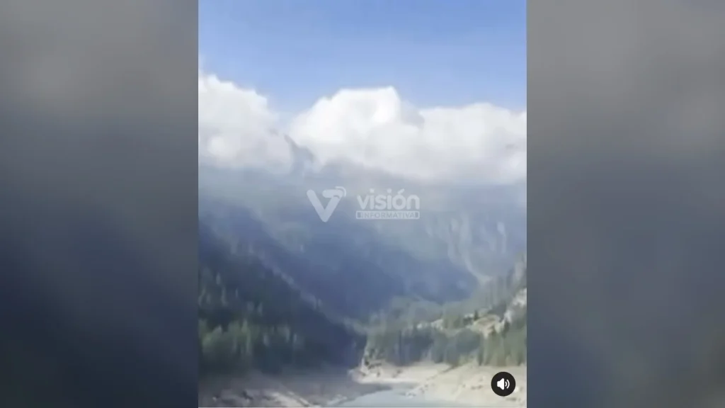 En el norte de Italia, dos tripulantes murieron luego de que su helicóptero impactara contra cables eléctricos en una zona montañosa.