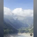 En Nepal, familias huyeron hacia las colinas luego de que una feroz inundación arrasara sus comunidades y arrastrara a residentes.