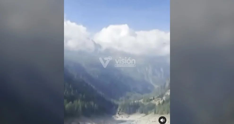 En el norte de Italia, dos tripulantes murieron luego de que su helicóptero impactara contra cables eléctricos en una zona montañosa.