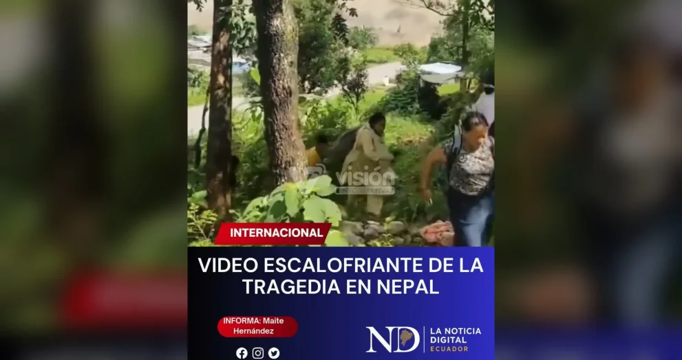En Nepal, familias huyeron hacia las colinas luego de que una feroz inundación arrasara sus comunidades y arrastrara a residentes.