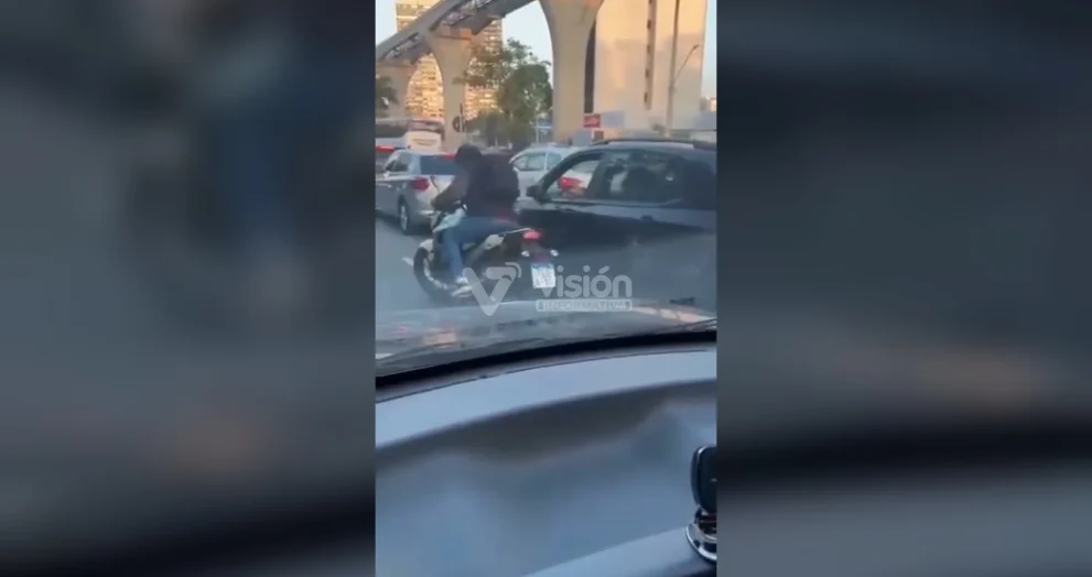 En pleno tráfico vehicular, un presunto delincuente muere tras ser baleado por el conductor al que intentó asaltar.