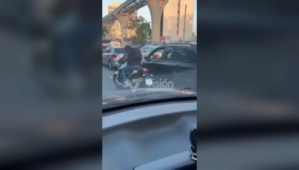 En pleno tráfico vehicular, un presunto delincuente muere tras ser baleado por el conductor al que intentó asaltar.