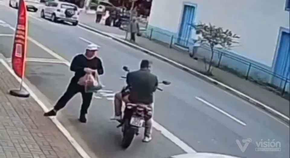 En San Luis, un ciudadano redujo a un sospechoso de robo y la grabación provocó gran repercusión en redes.