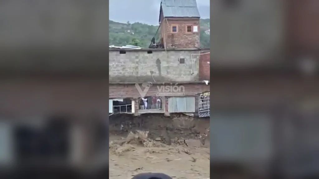 Equipos de rescate buscan a varias personas arrastradas luego de que una violenta riada destruyera un mercado entero.