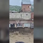 En el norte de Italia, dos tripulantes murieron luego de que su helicóptero impactara contra cables eléctricos en una zona montañosa.