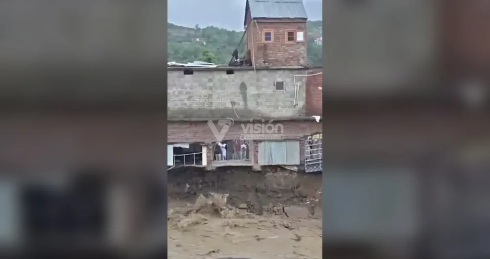 Equipos de rescate buscan a varias personas arrastradas luego de que una violenta riada destruyera un mercado entero.