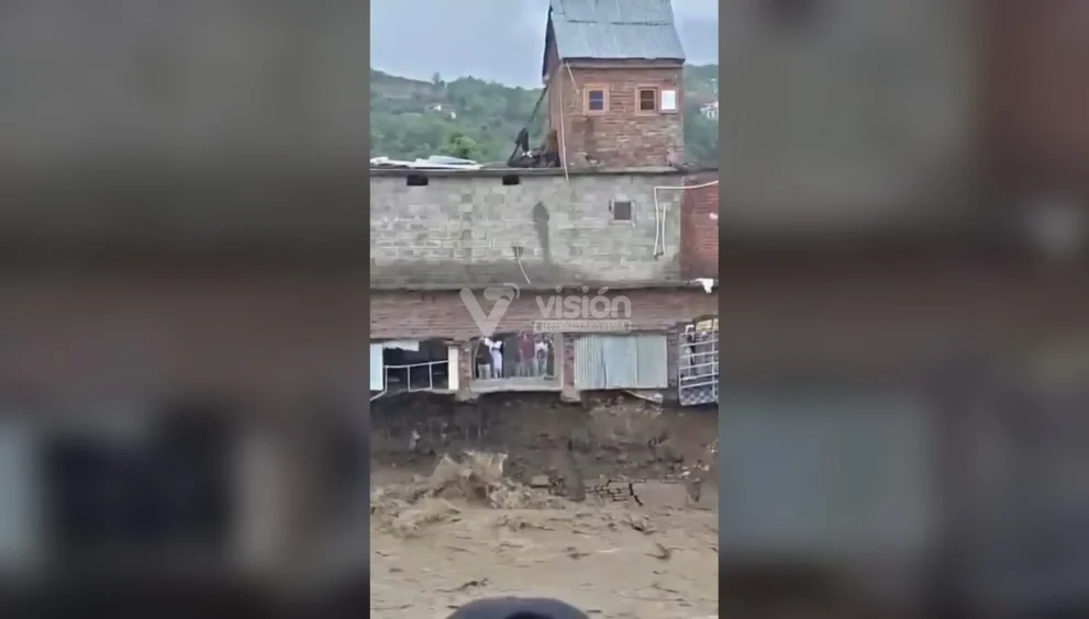 Equipos de rescate buscan a varias personas arrastradas luego de que una violenta riada destruyera un mercado entero.