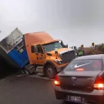 Hace instantes camión se volteó en Chinchao