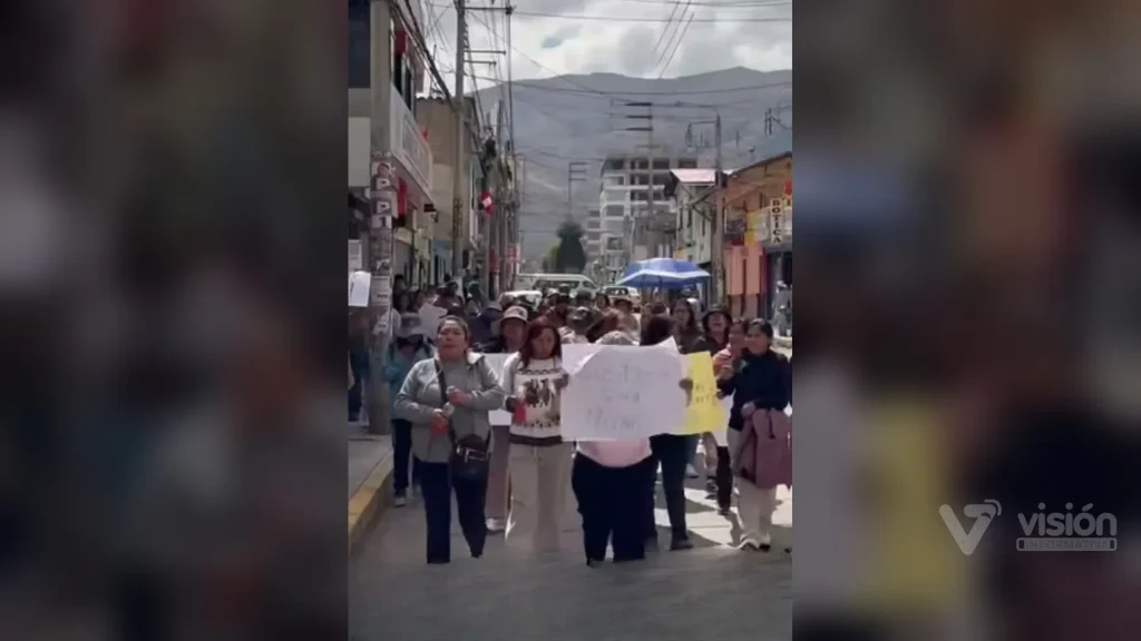 Padres de familia marchan para exigir justicia por la muerte de un escolar de 13 años durante un enfrentamiento.