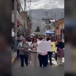 Caracas en estos momentos vive el desborde del Río San Pedro y arrastra varios vehículos.