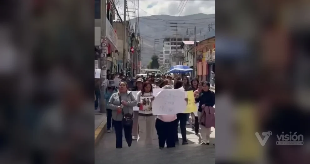 Padres de familia marchan para exigir justicia por la muerte de un escolar de 13 años durante un enfrentamiento.