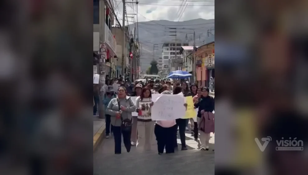 Padres de familia marchan para exigir justicia por la muerte de un escolar de 13 años durante un enfrentamiento.