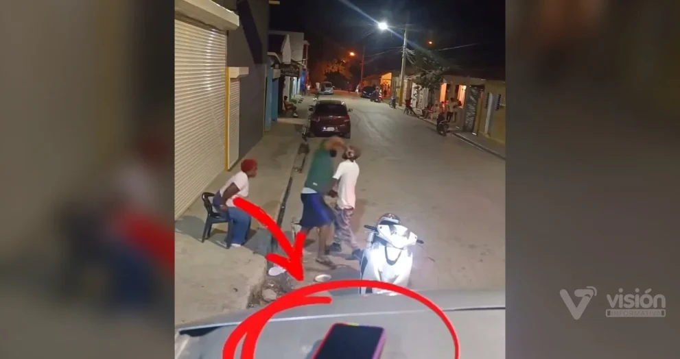 Pareja frustra atraco de delincuente motorizado y le quita su propio vehículo antes de que este huya a pie.