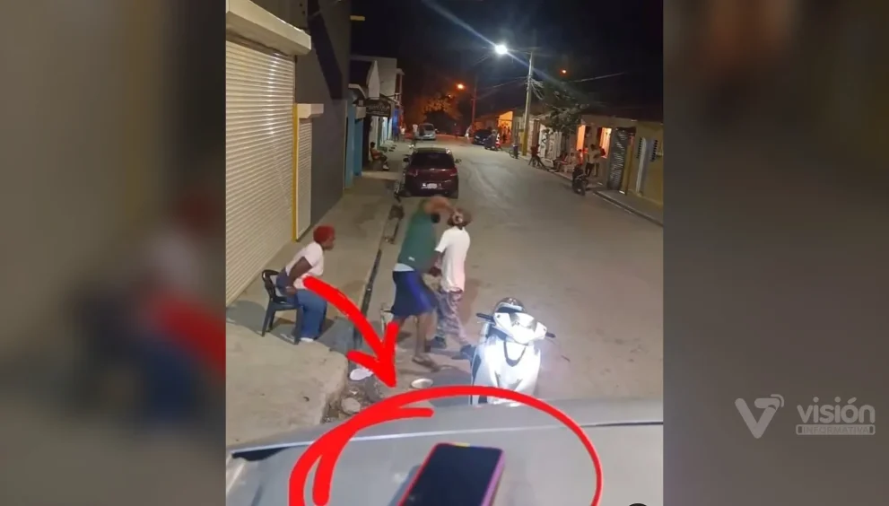 Pareja frustra atraco de delincuente motorizado y le quita su propio vehículo antes de que este huya a pie.
