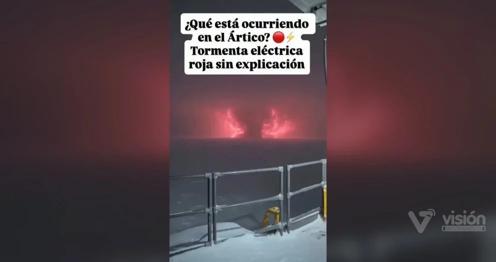 😱⚡ ¿QUÉ ESTÁ PASANDO EN MEDIO DEL HIELO? Unas impactantes imágenes grabadas desde un barco en aguas polares muestran extraños destellos rojizos y una intensa actividad eléctrica en medio de la nieve. 🌨️🔴 El fenómeno parece sacado de una película y ya genera todo tipo de teorías en redes. ¿Estamos fr