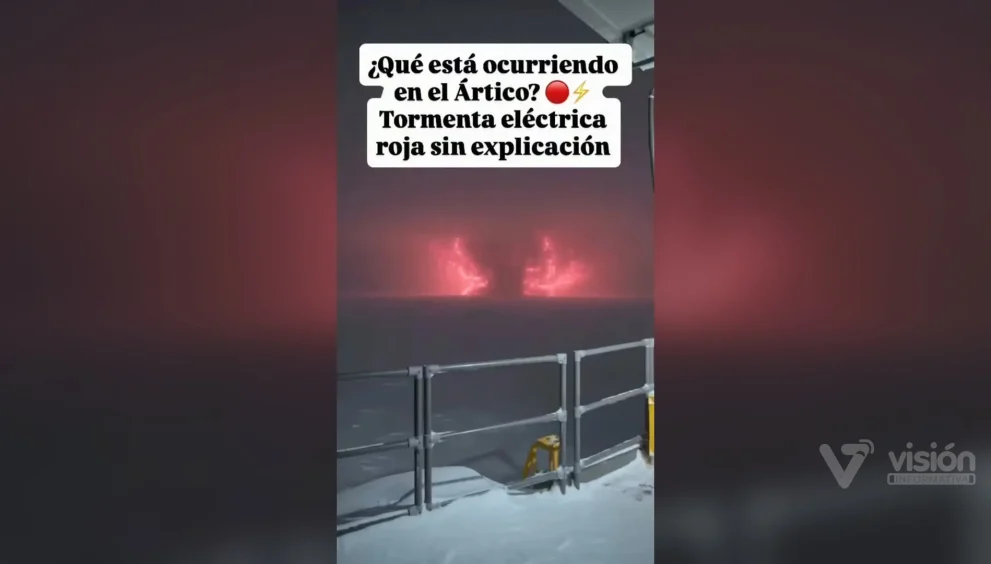 😱⚡ ¿QUÉ ESTÁ PASANDO EN MEDIO DEL HIELO? Unas impactantes imágenes grabadas desde un barco en aguas polares muestran extraños destellos rojizos y una intensa actividad eléctrica en medio de la nieve. 🌨️🔴 El fenómeno parece sacado de una película y ya genera todo tipo de teorías en redes. ¿Estamos fr