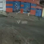 Tras un violento choque en Colombia, un motociclista salió despedido e ingresó a la cabina de un bus sin sufrir heridas graves.