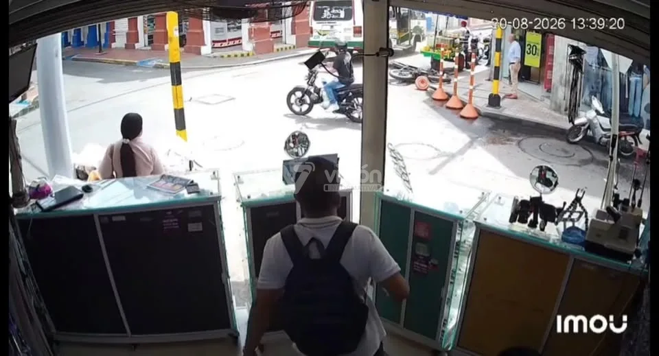 Tras un violento choque en Colombia, un motociclista salió despedido e ingresó a la cabina de un bus sin sufrir heridas graves.