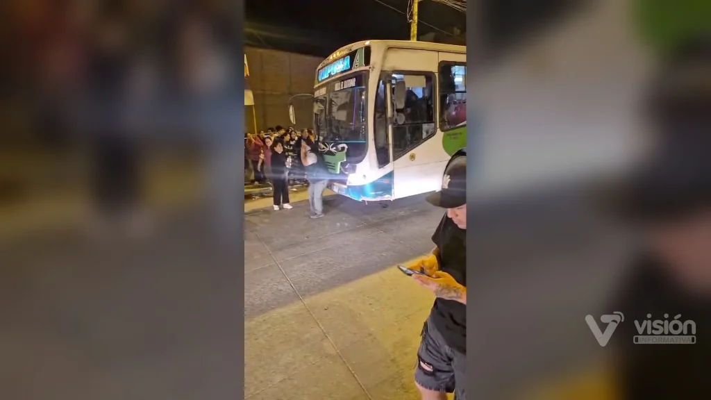 🚨🔴 ÚLTIMO MINUTO: DISP4RAN CONTRA CHOFER DE BUS VIPUSA EN VILLA EL SALVADOR Un chofer de la empresa VIPUSA habría sido atacado a bal4zos en la avenida Revolución, frente al colegio Saco Oliveros, en Villa El Salvador. El conductor resultó grav3mente her1do. La zona se encuentra en alerta y se espera