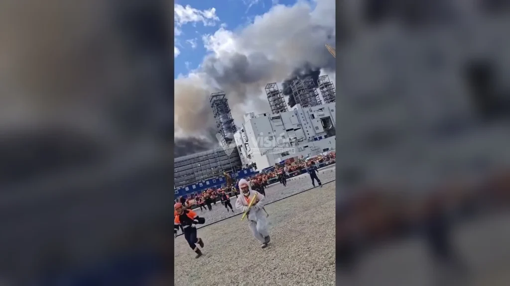 Una explosión en un complejo químico deja al menos siete muertos y más de 150 heridos a poco de su inauguración.