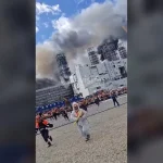 19K views · 215 reactions | #Internacional Inundaciones y deslizamientos golpean la frontera entre Nepal y China. Imágenes de cámaras de seguridad muestran el momento en que el agua de la inundación irrumpe con fuerza y avanza por la zona sepultando todo a su paso. | El Poder