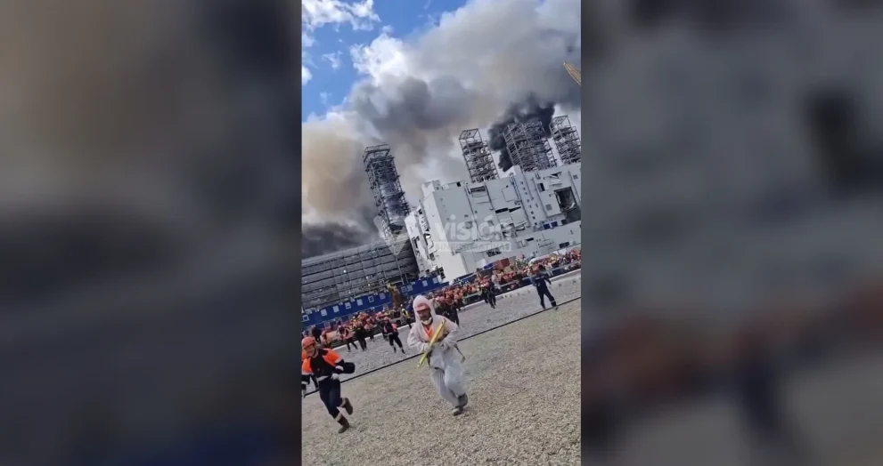 Una explosión en un complejo químico deja al menos siete muertos y más de 150 heridos a poco de su inauguración.