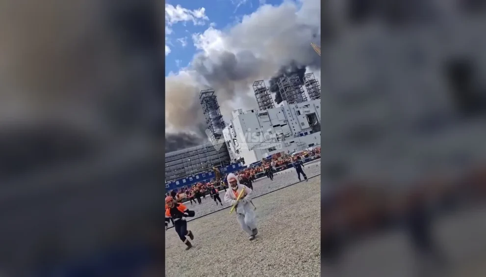 Una explosión en un complejo químico deja al menos siete muertos y más de 150 heridos a poco de su inauguración.