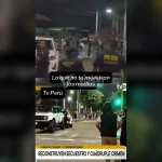 Graban a estudiantes enfrentándose a golpes tras la jornada escolar y amenazan a vecina que intentaba registrar la pelea.