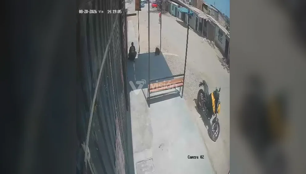 Bus de transporte público arrolla a ciclista y este logra salvarse de morir aplastado bajo las ruedas.