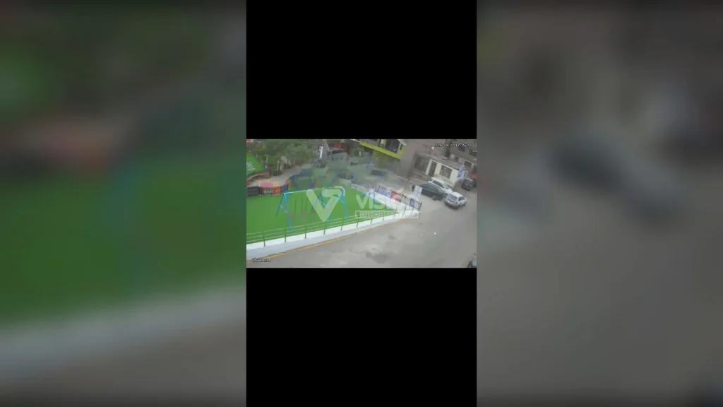 Cámaras de seguridad registraron el momento en que delincuentes arrebataron su camioneta a un ciudadano.