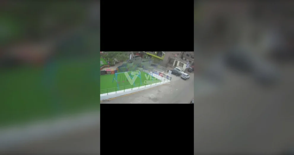 Cámaras de seguridad registraron el momento en que delincuentes arrebataron su camioneta a un ciudadano.